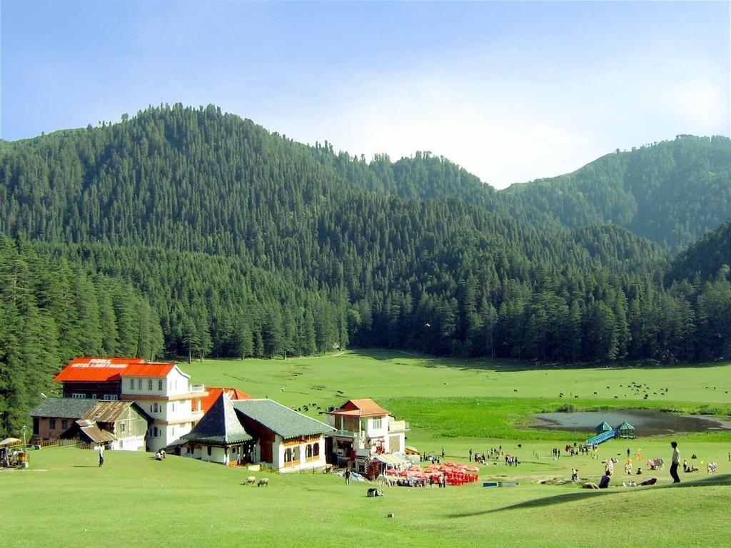Hotel Cozy Swiss Meadows à Khajjiar Extérieur photo
